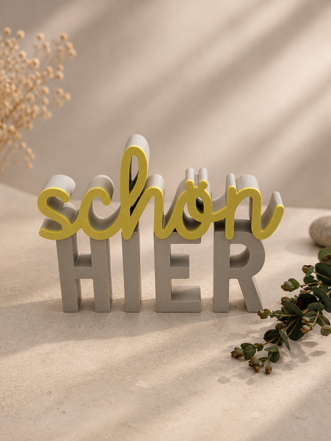 Schriftzug schön HIER – weitere Ansicht in warmer, heller Wohnumgebung