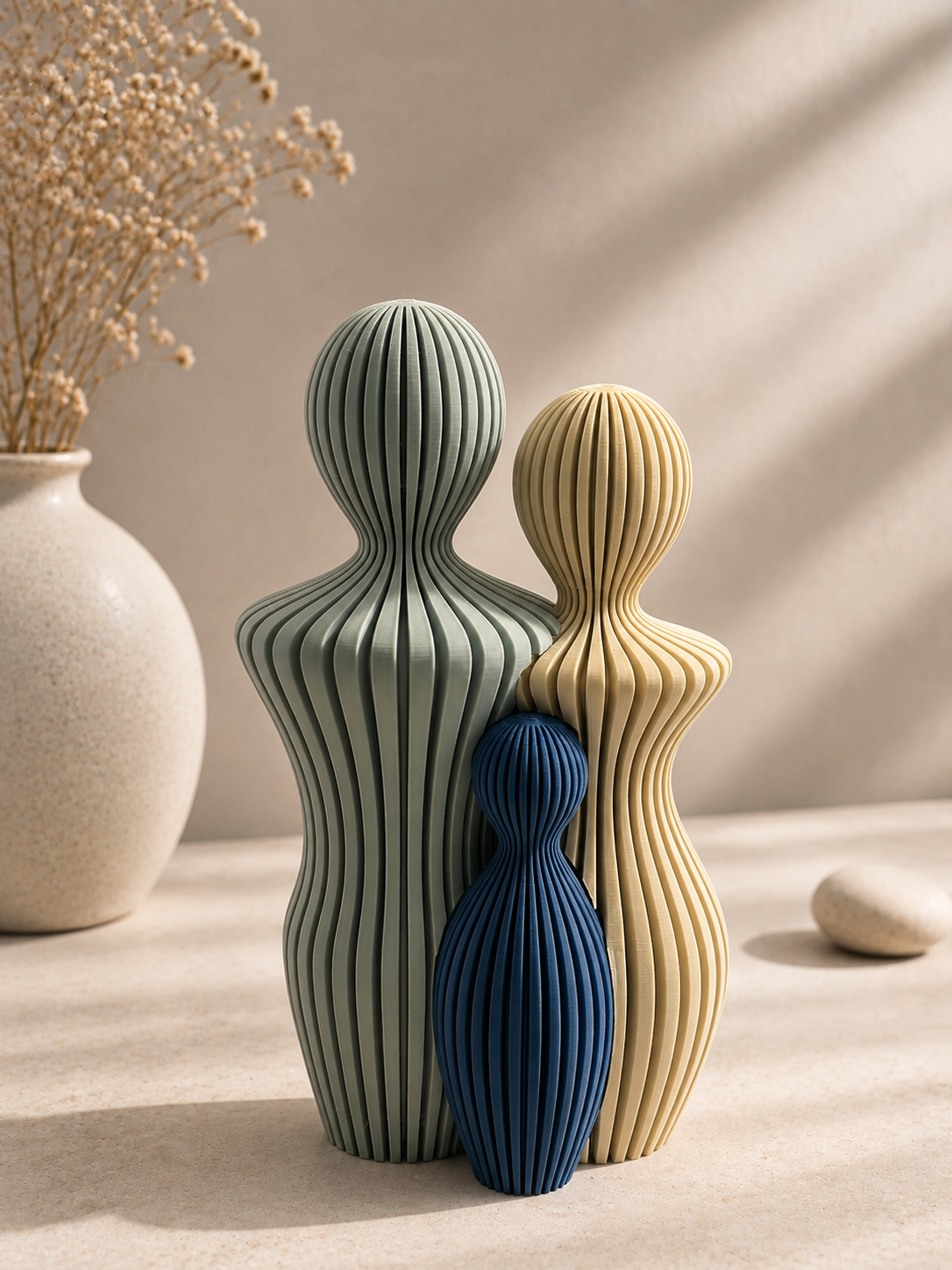Familienfigur mit 3 Personen in Salbeigrün, Beige und Dunkelblau