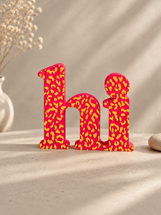 Schriftzug "Hi" in einer hellen, warmen Wohnumgebung