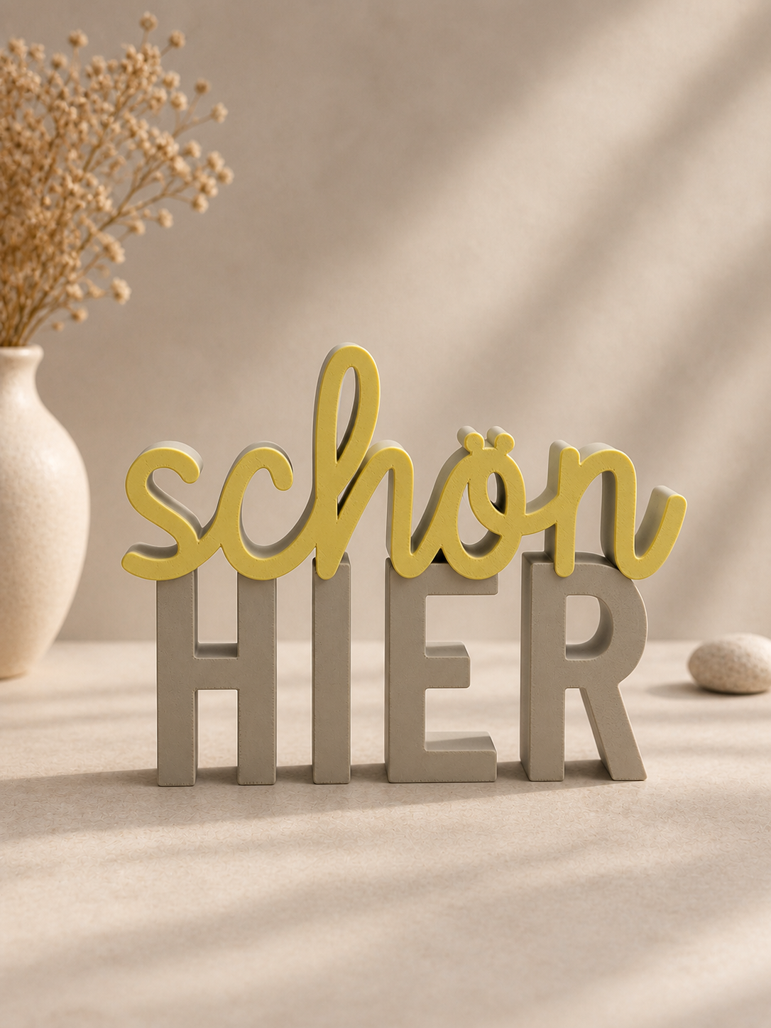 Schriftzug „schön HIER“ in einer hellen, warmen Wohnumgebung