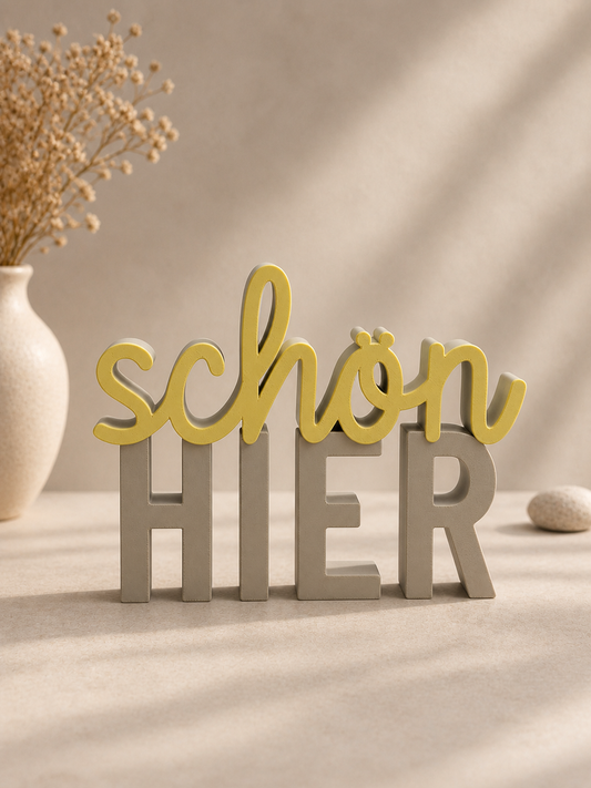 Schriftzug „schön HIER“ in einer hellen, warmen Wohnumgebung
